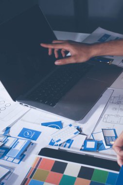 Çizimler ve dijital araçlarla UXUI tasarım beyin fırtınası oturumu