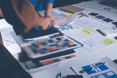 Çizimler ve dijital araçlarla UXUI tasarım beyin fırtınası oturumu