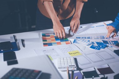 Çizimler ve dijital araçlarla UXUI tasarım beyin fırtınası oturumu