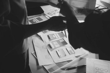 Çizimler ve dijital araçlarla UXUI tasarım beyin fırtınası oturumu