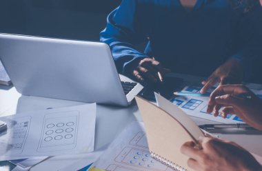 Çizimler ve dijital araçlarla UXUI tasarım beyin fırtınası oturumu