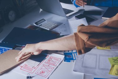 Çizimler ve dijital araçlarla UXUI tasarım beyin fırtınası oturumu