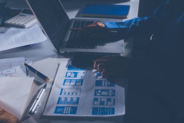 Çizimler ve dijital araçlarla UXUI tasarım beyin fırtınası oturumu