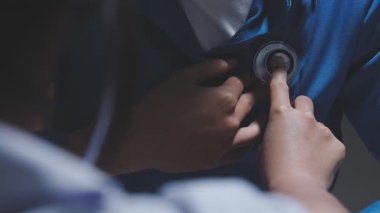 Doktor steteskop kullanarak hastayı muayene, sonuç gösterme ve tedavi yöntemi, sağlık ve tıbbi konsept ile kontrol ediyor.