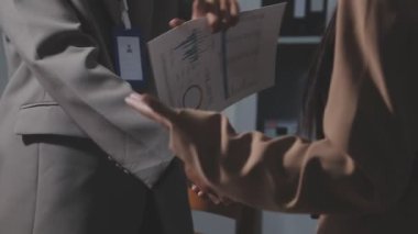 Ofis odasındaki hesap makinesinde finansal yatırım üzerinde çalışan iş adamları veya muhasebecilere yakından bakın..