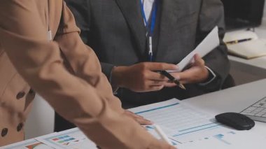 Ofis odasındaki hesap makinesinde finansal yatırım üzerinde çalışan iş adamları veya muhasebecilere yakından bakın..