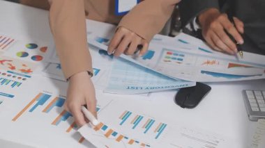 Ofis odasındaki hesap makinesinde finansal yatırım üzerinde çalışan iş adamları veya muhasebecilere yakından bakın..