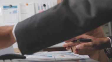 Ofis odasındaki hesap makinesinde finansal yatırım üzerinde çalışan iş adamları veya muhasebecilere yakından bakın..