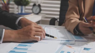 Ofis odasındaki hesap makinesinde finansal yatırım üzerinde çalışan iş adamları veya muhasebecilere yakından bakın..