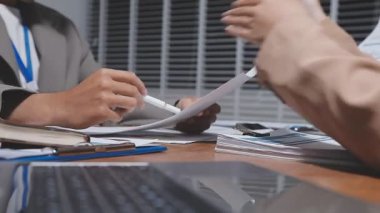 Ofis odasındaki hesap makinesinde finansal yatırım üzerinde çalışan iş adamları veya muhasebecilere yakından bakın..