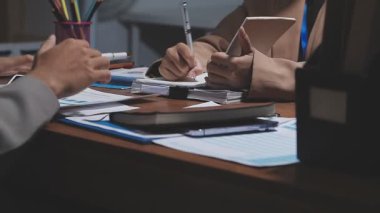 Ofis odasındaki hesap makinesinde finansal yatırım üzerinde çalışan iş adamları veya muhasebecilere yakından bakın..