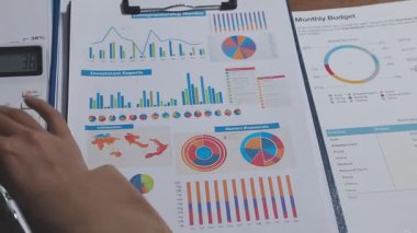 Ofis odasındaki hesap makinesinde finansal yatırım üzerinde çalışan iş adamları veya muhasebecilere yakından bakın..