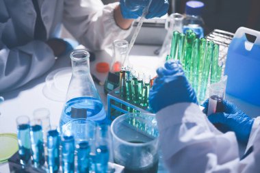 Bilim, laboratuvar ve araştırmada pipeti, deney tüpü ve biyoteknoloji çözeltisi olan kadın. Tıbbi yenilik, bilim adamı veya laboratuvar teknisyeni sağlık, ilaç ve aşı çalışmaları geri besleme sonuçları.