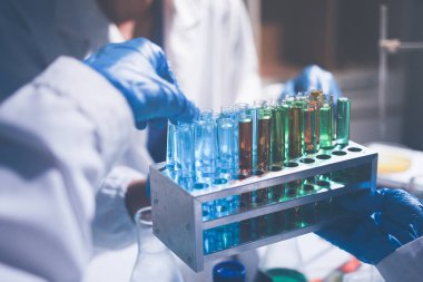 Bilim, laboratuvar ve araştırmada pipeti, deney tüpü ve biyoteknoloji çözeltisi olan kadın. Tıbbi yenilik, bilim adamı veya laboratuvar teknisyeni sağlık, ilaç ve aşı çalışmaları geri besleme sonuçları.