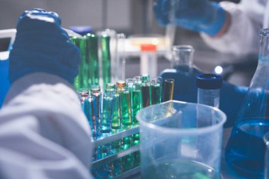 Bilim, laboratuvar ve araştırmada pipeti, deney tüpü ve biyoteknoloji çözeltisi olan kadın. Tıbbi yenilik, bilim adamı veya laboratuvar teknisyeni sağlık, ilaç ve aşı çalışmaları geri besleme sonuçları.