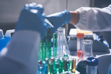 Bilim, laboratuvar ve araştırmada pipeti, deney tüpü ve biyoteknoloji çözeltisi olan kadın. Tıbbi yenilik, bilim adamı veya laboratuvar teknisyeni sağlık, ilaç ve aşı çalışmaları geri besleme sonuçları.
