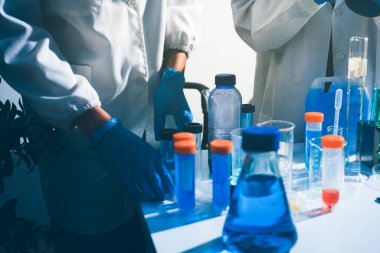 Bilim, laboratuvar ve araştırmada pipeti, deney tüpü ve biyoteknoloji çözeltisi olan kadın. Tıbbi yenilik, bilim adamı veya laboratuvar teknisyeni sağlık, ilaç ve aşı çalışmaları geri besleme sonuçları.