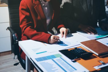 Çeşitli iş adamları ofiste takım toplantısı yapıyor.