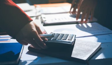 Çeşitli iş adamları ofiste takım toplantısı yapıyor.