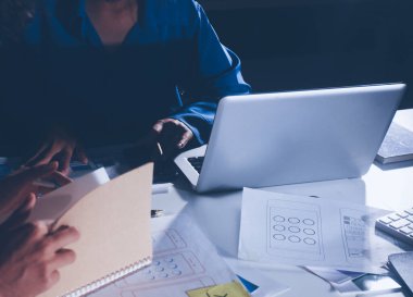 Çizimler ve dijital araçlarla UXUI tasarım beyin fırtınası oturumu