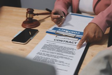 Profesyonel iş kadını ve erkek avukatların danışmanlık ve konferansı. Hukuk firmasında çalışıyorlar ve tartışıyorlar. Hukuk kavramları, Yargıç Tokmak adalet terazisiyle.