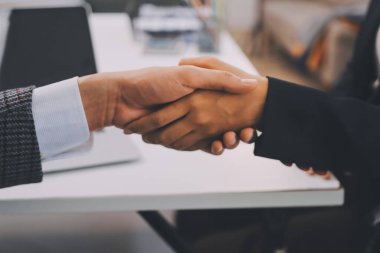 Muhasebe şirketi kazançlı nakit akışı için finansman ve vergilendirme planlaması, ofiste çalışan denetçi ve muhasebeci ekibi, mali verileri ve muhasebe kayıtlarını hesap makinesiyle analiz eder.