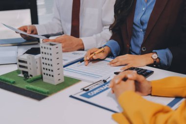 Emlakçı ve müşteri ev, sigorta ya da emlak satın almak için sözleşme imzalarlar. Ev kiralarlar, sigorta yaptırırlar, emlak veya emlak kredisi alırlar..