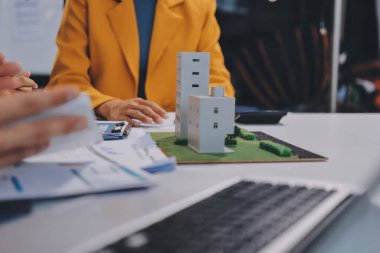 Emlakçı ve müşteri ev, sigorta ya da emlak satın almak için sözleşme imzalarlar. Ev kiralarlar, sigorta yaptırırlar, emlak veya emlak kredisi alırlar..