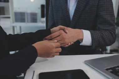 Muhasebe şirketi kazançlı nakit akışı için finansman ve vergilendirme planlaması, ofiste çalışan denetçi ve muhasebeci ekibi, mali verileri ve muhasebe kayıtlarını hesap makinesiyle analiz eder.