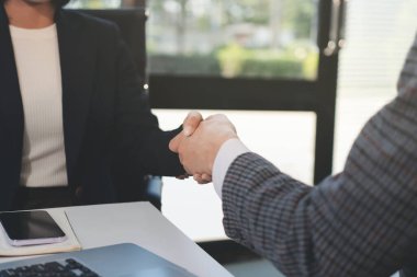 Muhasebe şirketi kazançlı nakit akışı için finansman ve vergilendirme planlaması, ofiste çalışan denetçi ve muhasebeci ekibi, mali verileri ve muhasebe kayıtlarını hesap makinesiyle analiz eder.