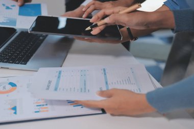 Muhasebe şirketi kazançlı nakit akışı için finansman ve vergilendirme planlaması, ofiste çalışan denetçi ve muhasebeci ekibi, mali verileri ve muhasebe kayıtlarını hesap makinesiyle analiz eder.