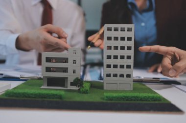 Emlakçı ve müşteri ev, sigorta ya da emlak satın almak için sözleşme imzalarlar. Ev kiralarlar, sigorta yaptırırlar, emlak veya emlak kredisi alırlar..