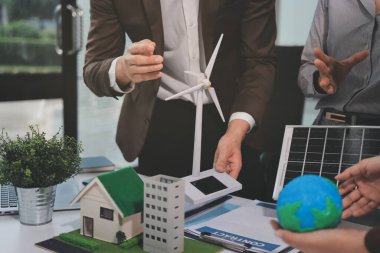 ESG (Çevresel, sosyal, kurumsal yönetim) organizasyon planlaması üzerine beyin fırtınası yapan bir grup iş adamı. Sürdürülebilir işler, iş arkadaşları takım çalışması. Kapat.