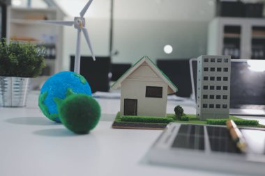 ESG (Çevresel, sosyal, kurumsal yönetim) organizasyon planlaması üzerine beyin fırtınası yapan bir grup iş adamı. Sürdürülebilir işler, iş arkadaşları takım çalışması. Kapat.