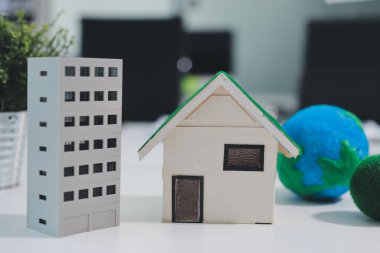 ESG (Çevresel, sosyal, kurumsal yönetim) organizasyon planlaması üzerine beyin fırtınası yapan bir grup iş adamı. Sürdürülebilir işler, iş arkadaşları takım çalışması. Kapat.