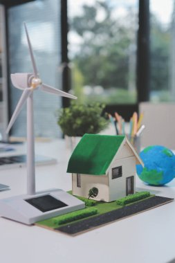 ESG (Çevresel, sosyal, kurumsal yönetim) organizasyon planlaması üzerine beyin fırtınası yapan bir grup iş adamı. Sürdürülebilir işler, iş arkadaşları takım çalışması. Kapat.