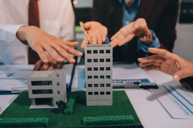 Emlakçı ve müşteri ev, sigorta ya da emlak satın almak için sözleşme imzalarlar. Ev kiralarlar, sigorta yaptırırlar, emlak veya emlak kredisi alırlar..