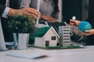 ESG (Çevresel, sosyal, kurumsal yönetim) organizasyon planlaması üzerine beyin fırtınası yapan bir grup iş adamı. Sürdürülebilir işler, iş arkadaşları takım çalışması. Kapat.