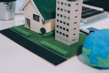 ESG (Çevresel, sosyal, kurumsal yönetim) organizasyon planlaması üzerine beyin fırtınası yapan bir grup iş adamı. Sürdürülebilir işler, iş arkadaşları takım çalışması. Kapat.