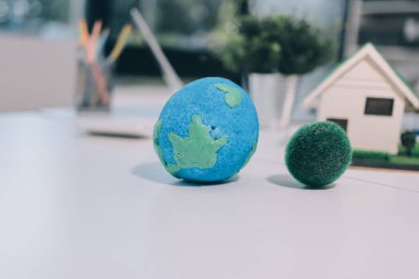 ESG (Çevresel, sosyal, kurumsal yönetim) organizasyon planlaması üzerine beyin fırtınası yapan bir grup iş adamı. Sürdürülebilir işler, iş arkadaşları takım çalışması. Kapat.