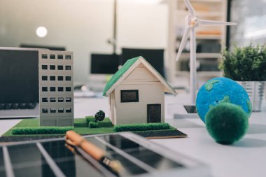 ESG (Çevresel, sosyal, kurumsal yönetim) organizasyon planlaması üzerine beyin fırtınası yapan bir grup iş adamı. Sürdürülebilir işler, iş arkadaşları takım çalışması. Kapat.