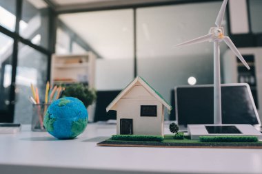 ESG (Çevresel, sosyal, kurumsal yönetim) organizasyon planlaması üzerine beyin fırtınası yapan bir grup iş adamı. Sürdürülebilir işler, iş arkadaşları takım çalışması. Kapat.