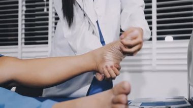 Klinikte hastaların diz eklemlerini kontrol eden doktor, sağlık konsepti,