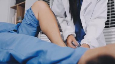 Doktor hastanın kanını kontrol ediyor.