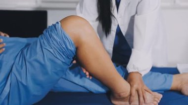 Kadın bacak masajı yapıyor.