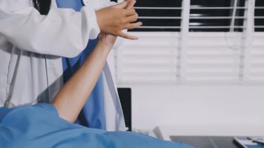 Genç Asyalı kadın doktor