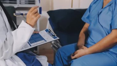 Doktor ve hasta görevdeler.