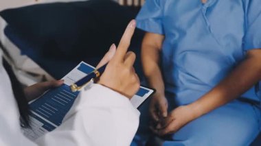 Doktor ve hemşire hastane odasında