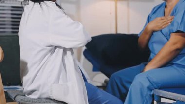 Kadın doktor klinikte hastayla konuşuyor..