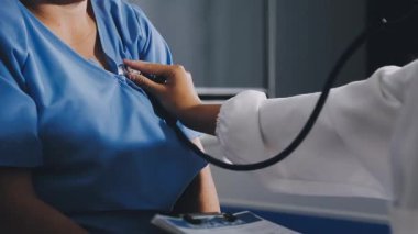 doctor checking heart rate rate on patient in the hospital room